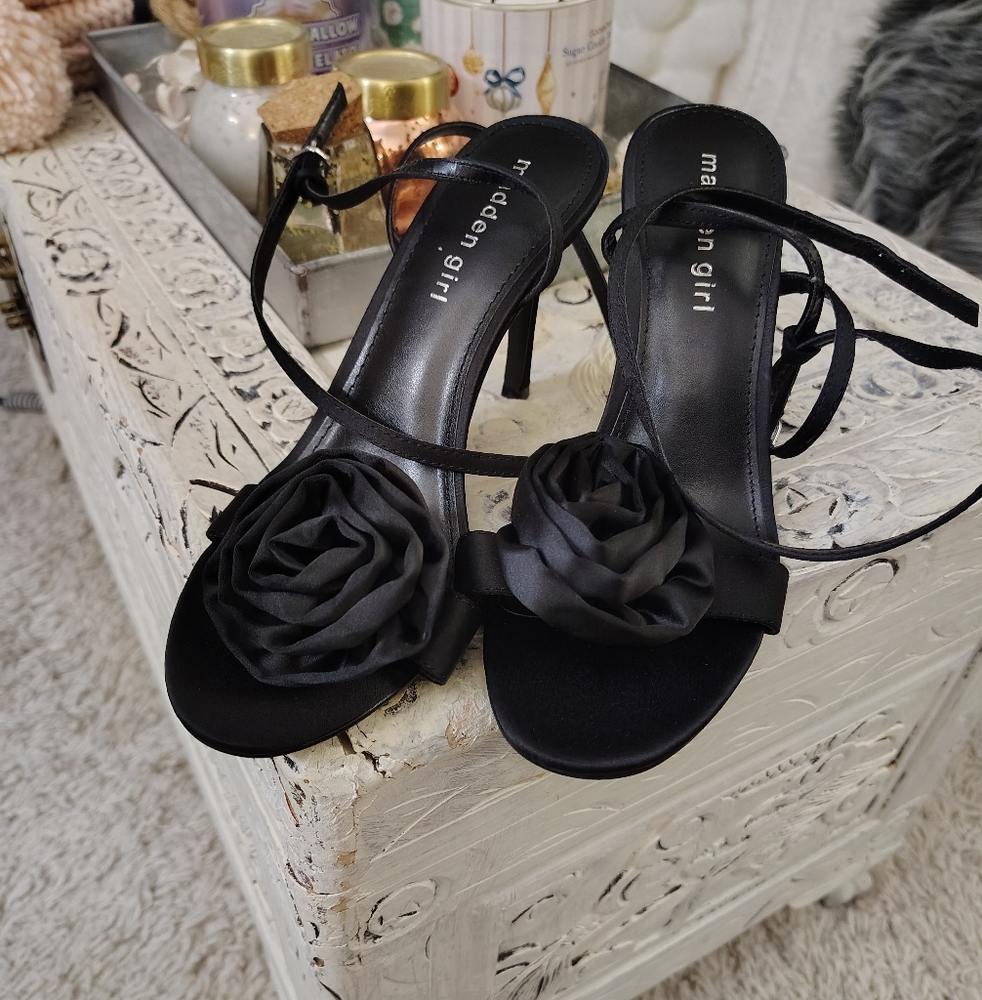 🆕⭐ Madden Girl Black Rosette Heel Sandals